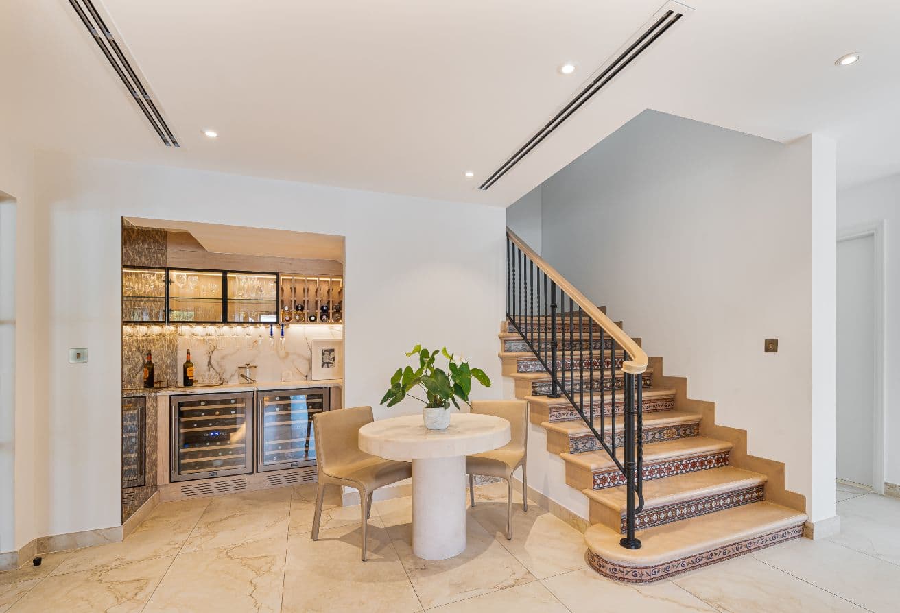 Fully Renovated 5BR+maids | Large Plot | Exclusive galerie 4